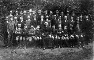 Mariánská družina studentů gymnázia, r. 1913. František je v zadní řadě uprostřed, ten malý.
