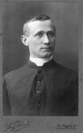 František Tomášek jako mladý kněz. Fotografie z majetku Marie Bláhové.