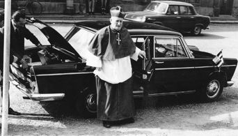 Unhošť – svěcení zvonů, r. 1973, s řidičem přiděleným ministerstvem vnitra a agentem StB.