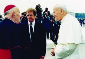 S prezidentem Václavem Havlem vítají papeže Jana Pavla II. na letišti v Praze v dubnu 1990.