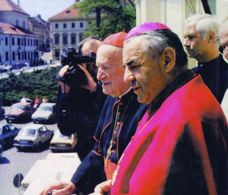 Na arcibiskupském balkóně společně s arcibiskupem Miloslavem Vlkem, r. 1991.