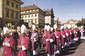 Průvod kardinálů a biskupů při pohřbu kardinála Tomáška, Hradčanské náměstí 12. 8. 1992.
